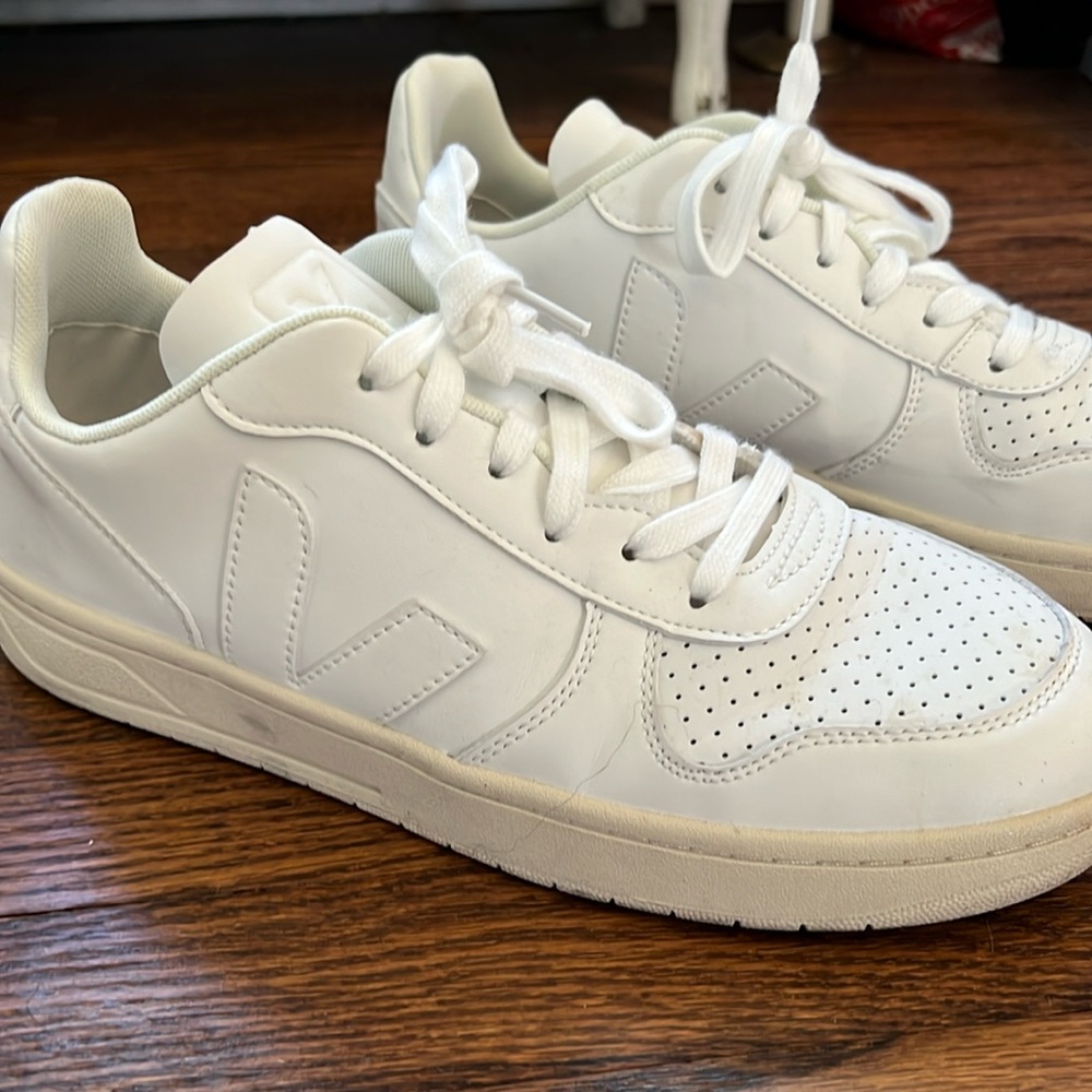 Men’s white shoes- Veja